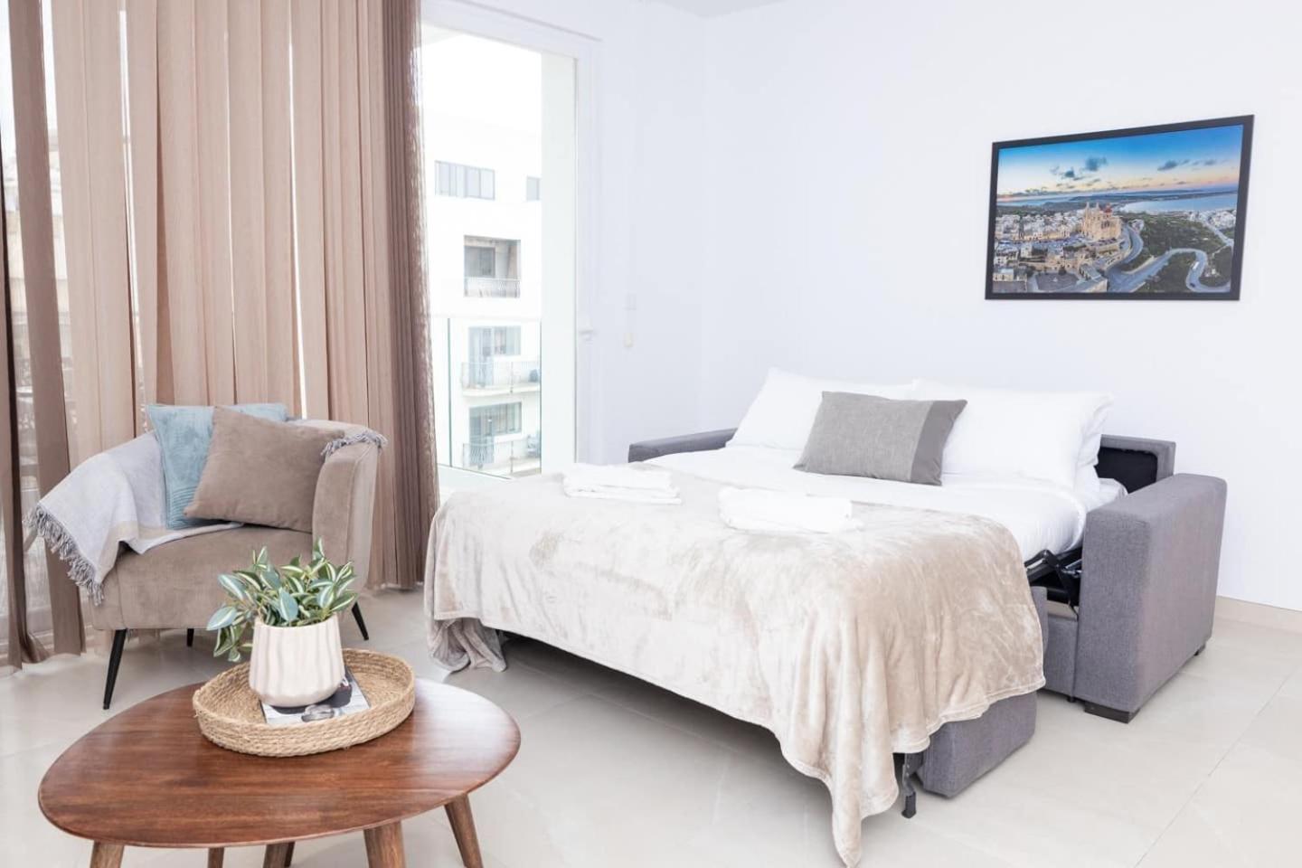 2bed Flat W Shared Heated Pool In Mlh By Homely! *