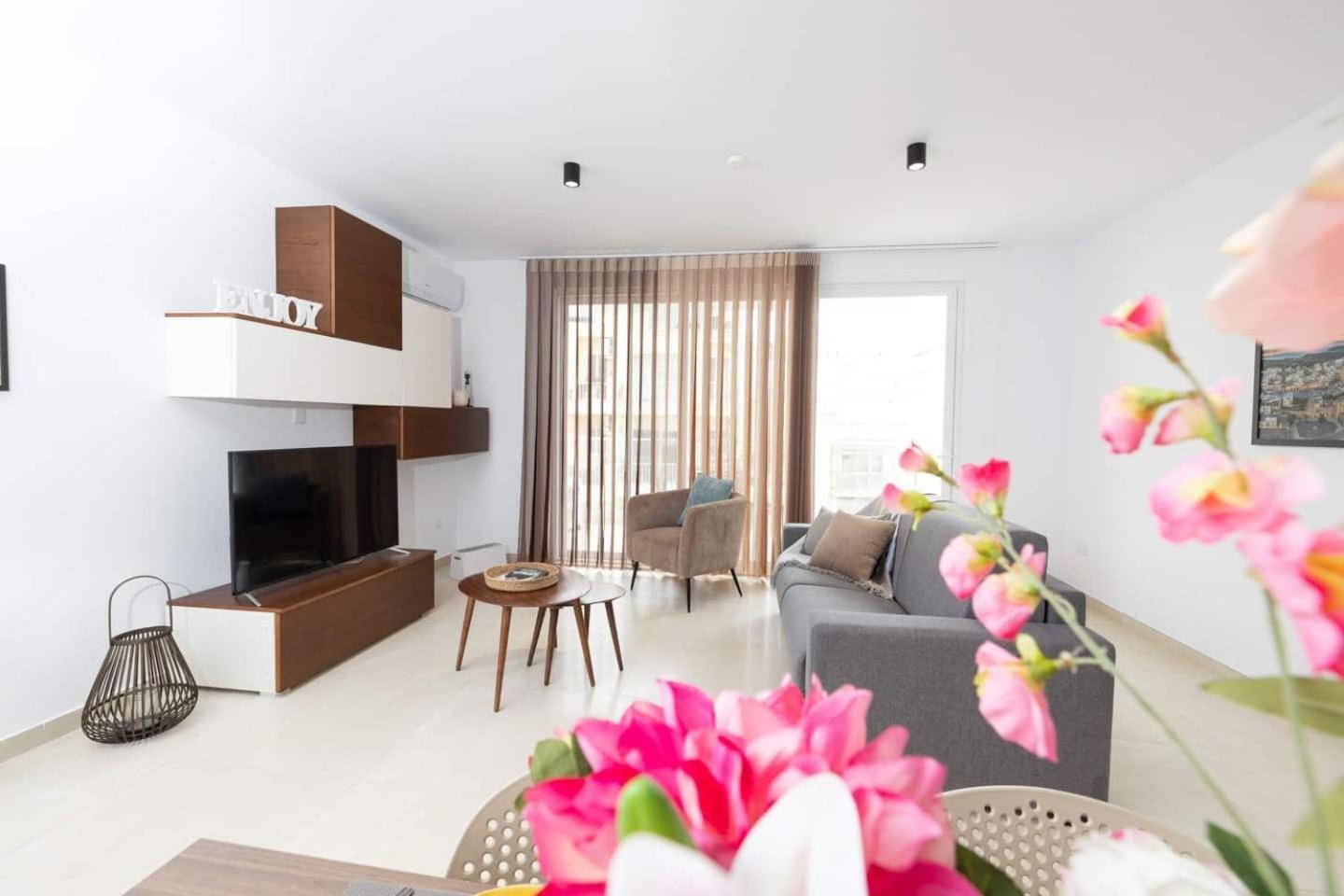 2bed Flat W Shared Heated Pool In Mlh By Homely! *