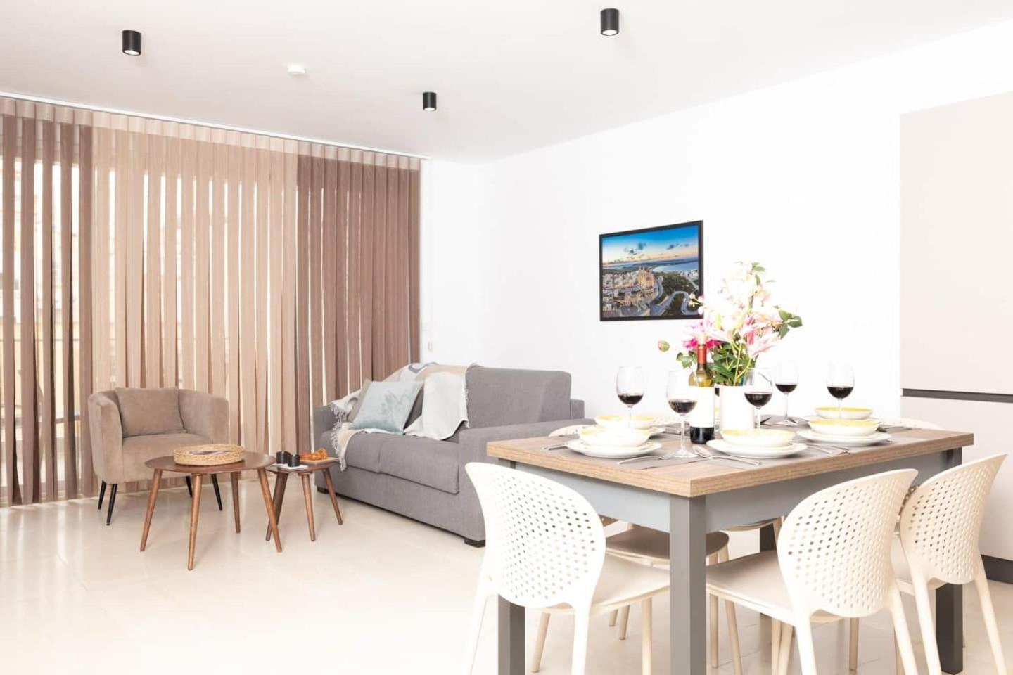 2bed Flat W Shared Heated Pool In Mlh By Homely! *