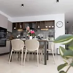 2Bed Flat W Shared Heated Pool In Mlh By Homely!