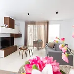 2Bed Flat W Shared Heated Pool In Mlh By Homely!
