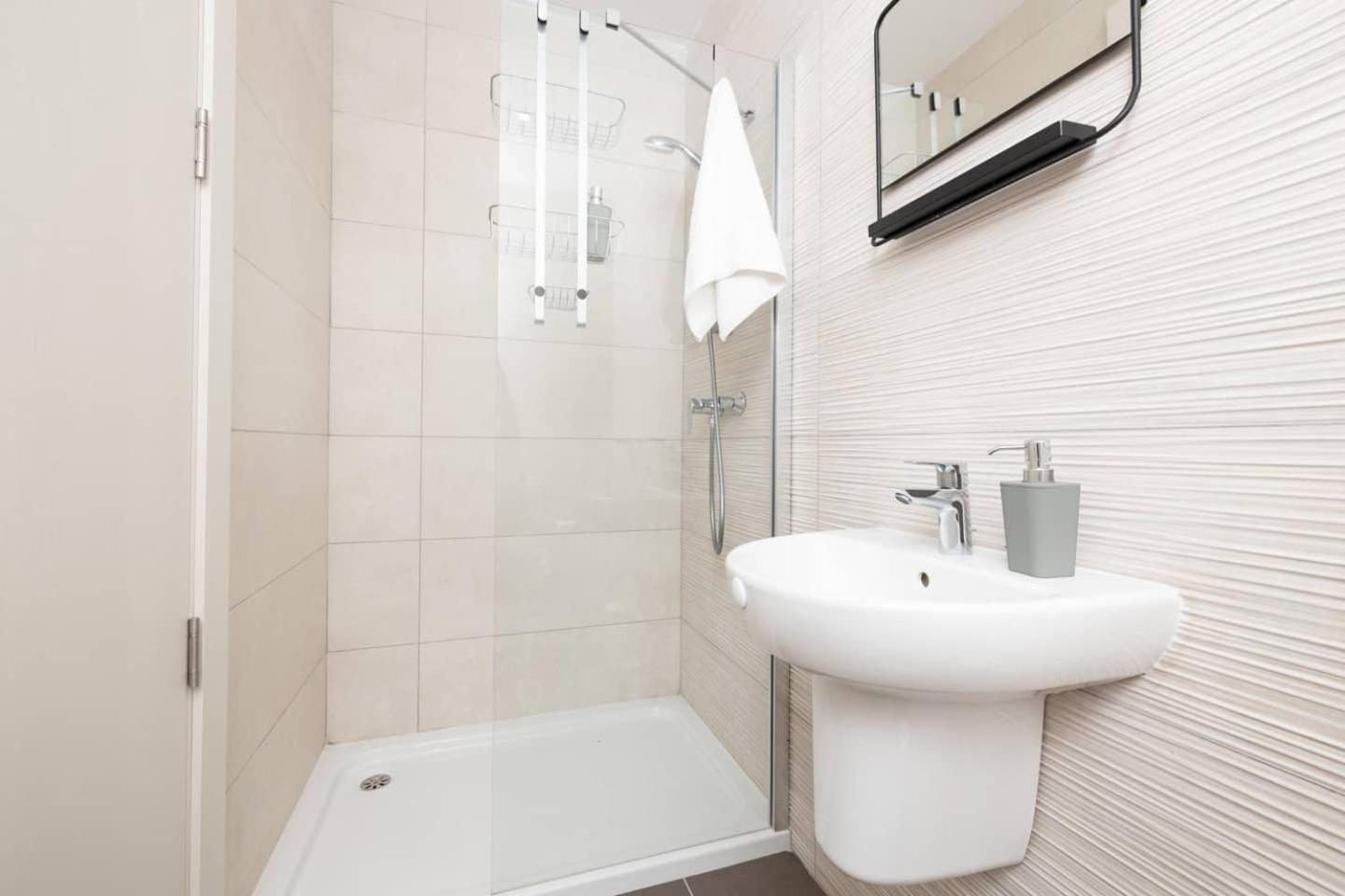 2bed Flat W Shared Heated Pool In Mlh By Homely! Apartment *