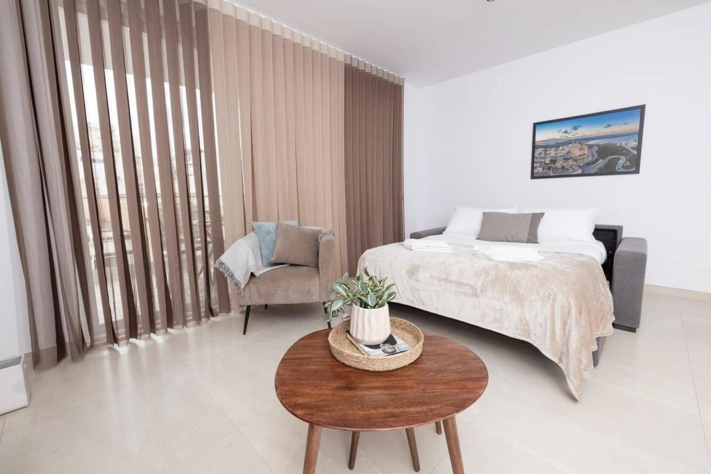 Apartment 2bed Flat W Shared Heated Pool In Mlh By Homely!