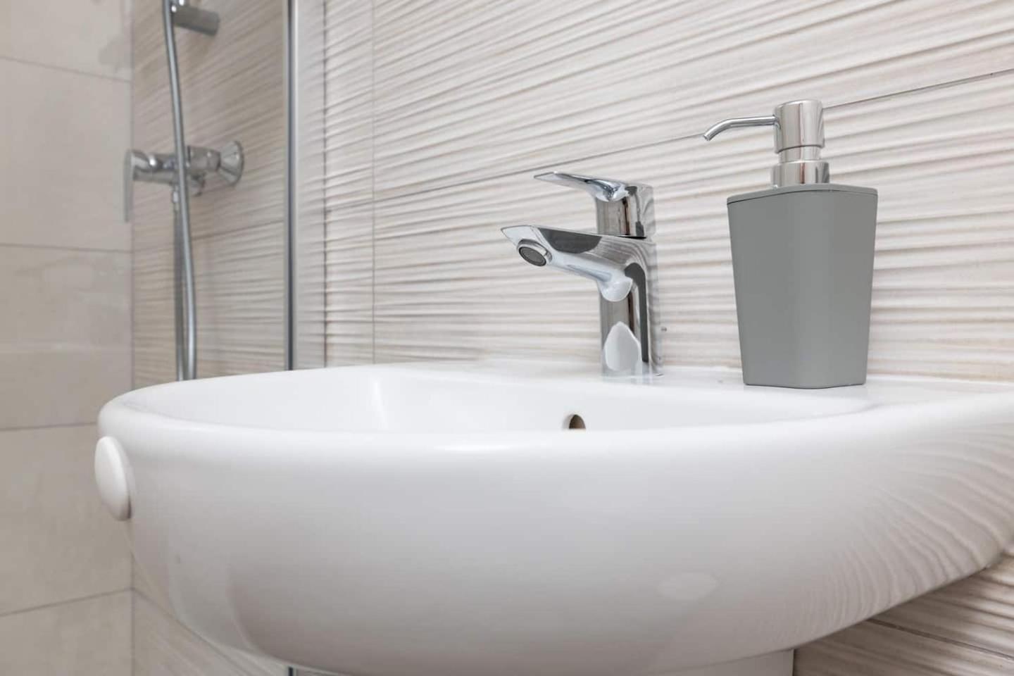 Apartment 2bed Flat W Shared Heated Pool In Mlh By Homely! *