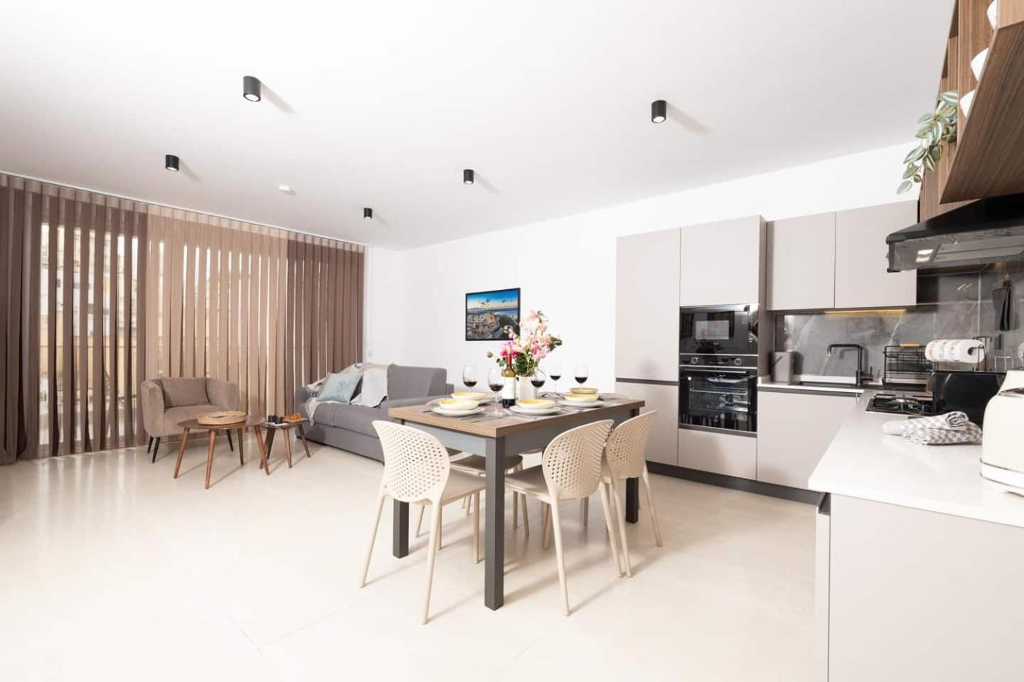 Apartment 2bed Flat W Shared Heated Pool In Mlh By Homely! *