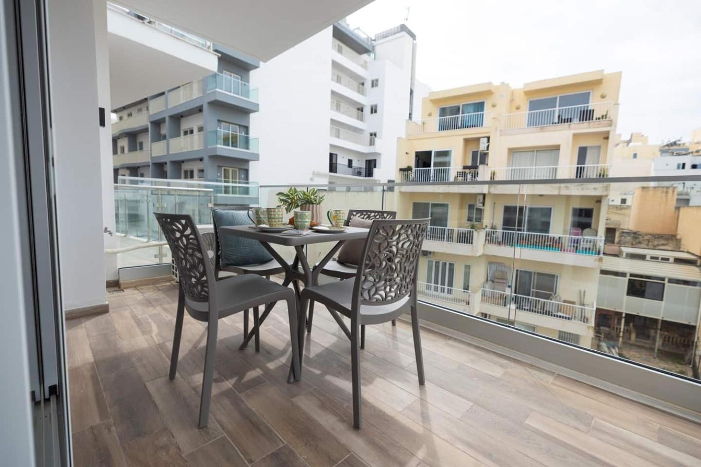 Apartment 2bed Flat W Shared Heated Pool In Mlh By Homely!