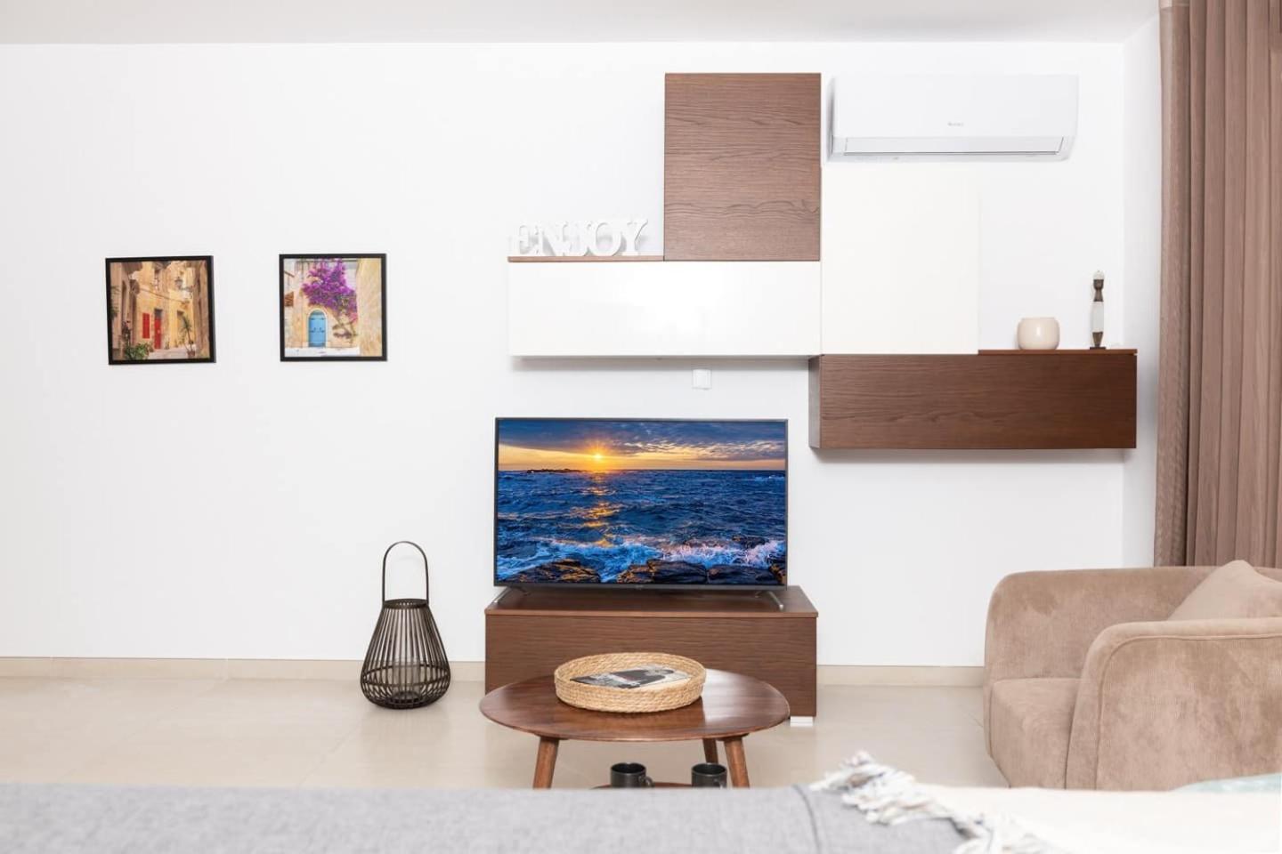 2bed Flat W Shared Heated Pool In Mlh By Homely! Apartment