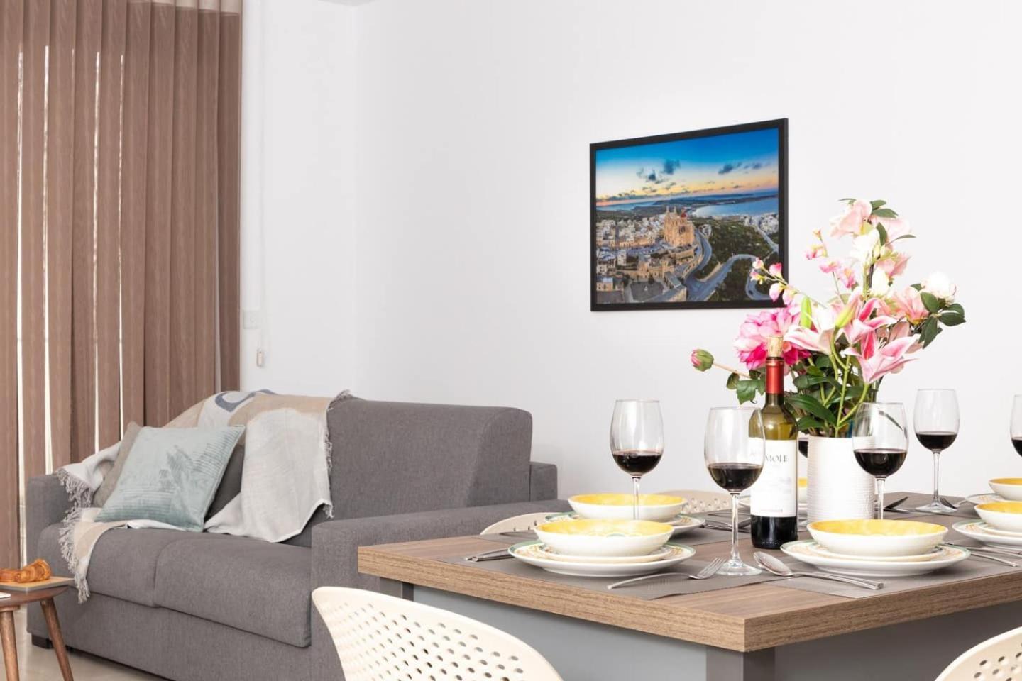 Apartment 2bed Flat W Shared Heated Pool In Mlh By Homely! *