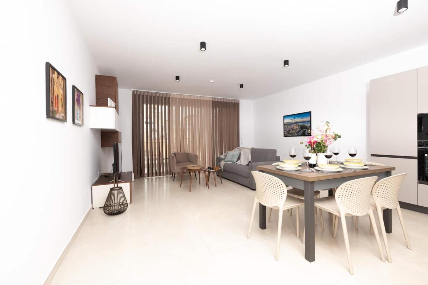 Apartment 2bed Flat W Shared Heated Pool In Mlh By Homely!