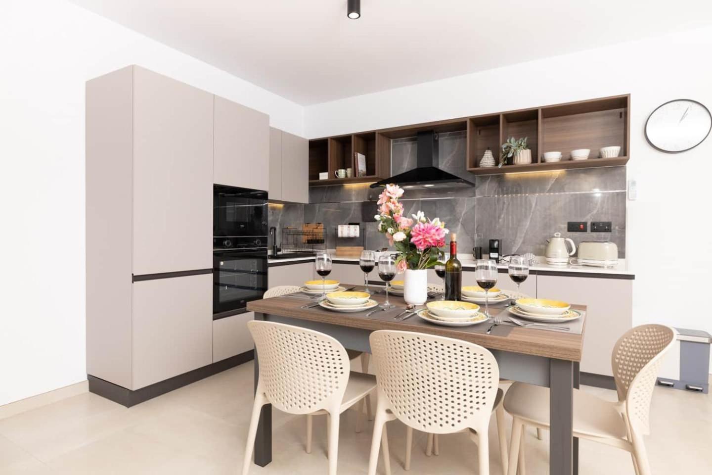 Apartment 2bed Flat W Shared Heated Pool In Mlh By Homely! *