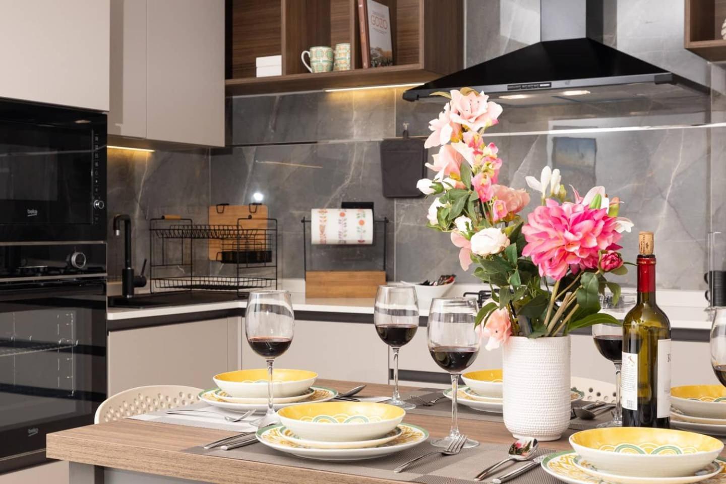 Apartment 2bed Flat W Shared Heated Pool In Mlh By Homely!