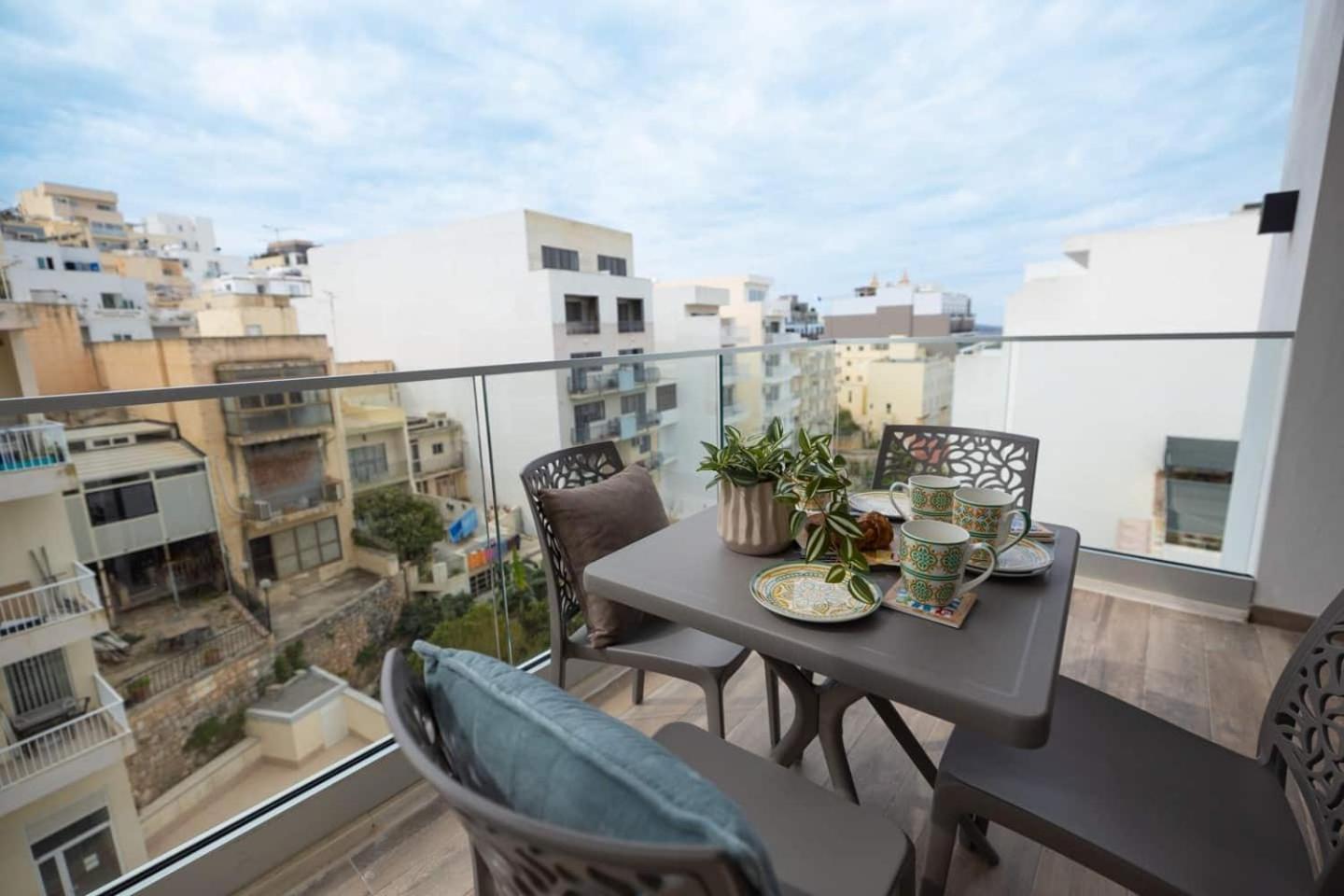 2bed Flat W Shared Heated Pool In Mlh By Homely! Apartment