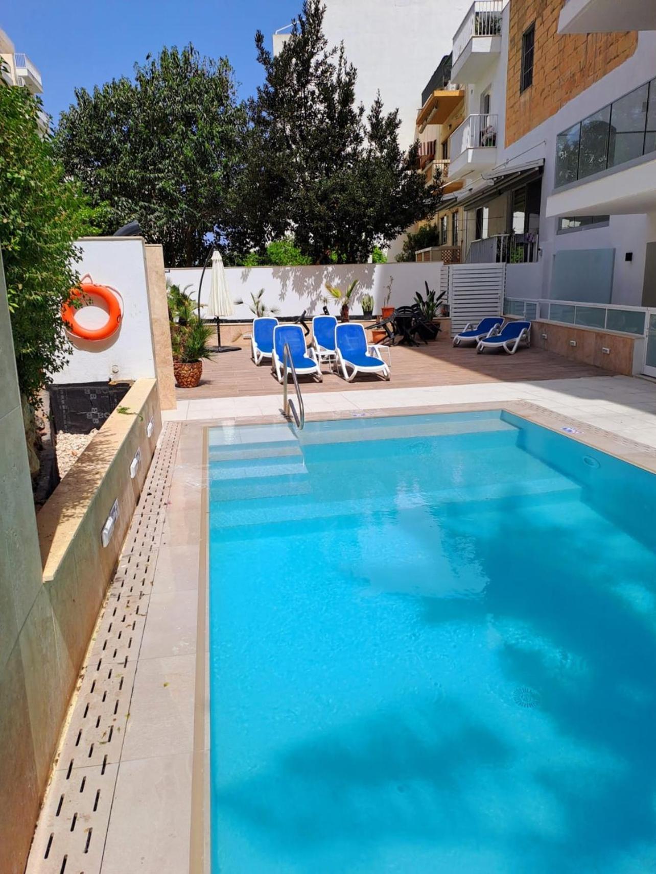 2bed Flat W Shared Heated Pool In Mlh By Homely!